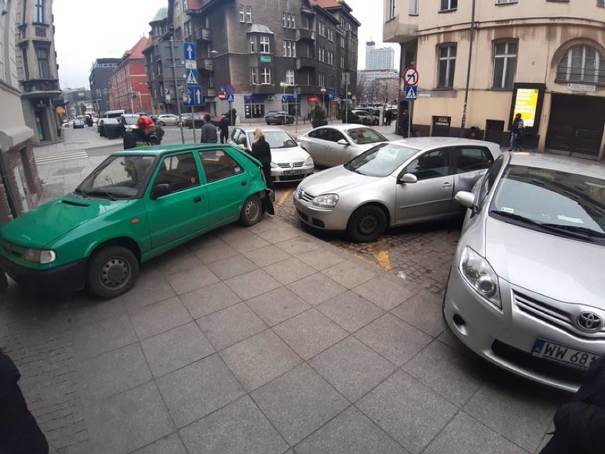 Pijany kierowca staranował osiem aut w centrum Katowic! Miał ponad dwa promile... ZDJĘCIA