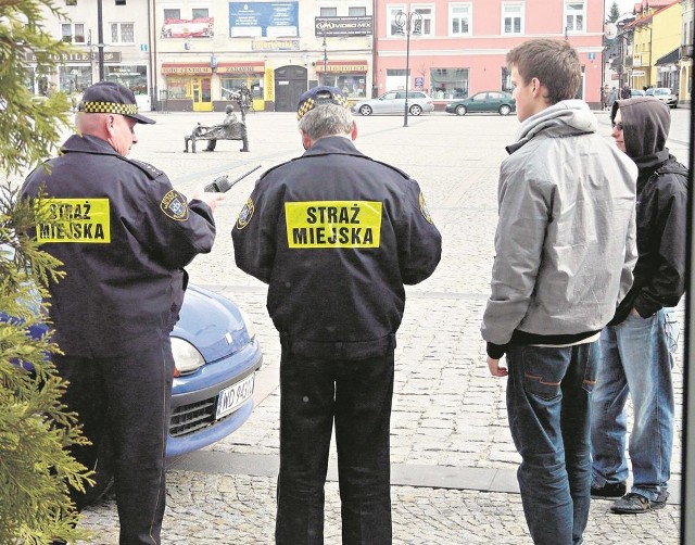 Ze statystyk wynika, że strażnicy dwa razy częściej pouczają niż karzą