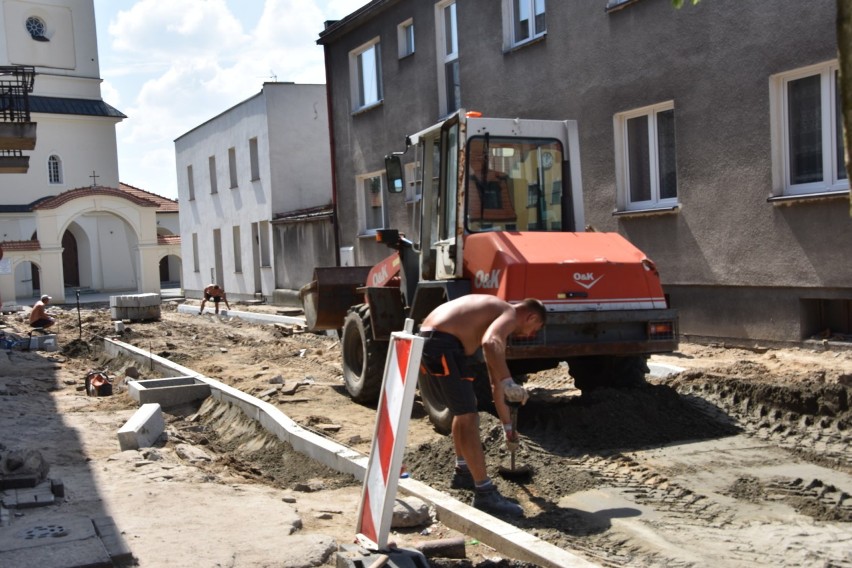 W Mroczy prace drogowe trwają nie tylko na rynku, także na...