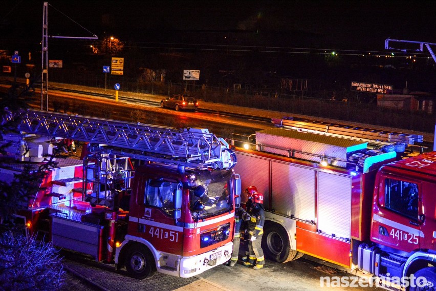 Groźny pożar przy ul. Chełmińskiej. Poparzony mężczyzna trafił do szpitala [wideo, zdjęcia]