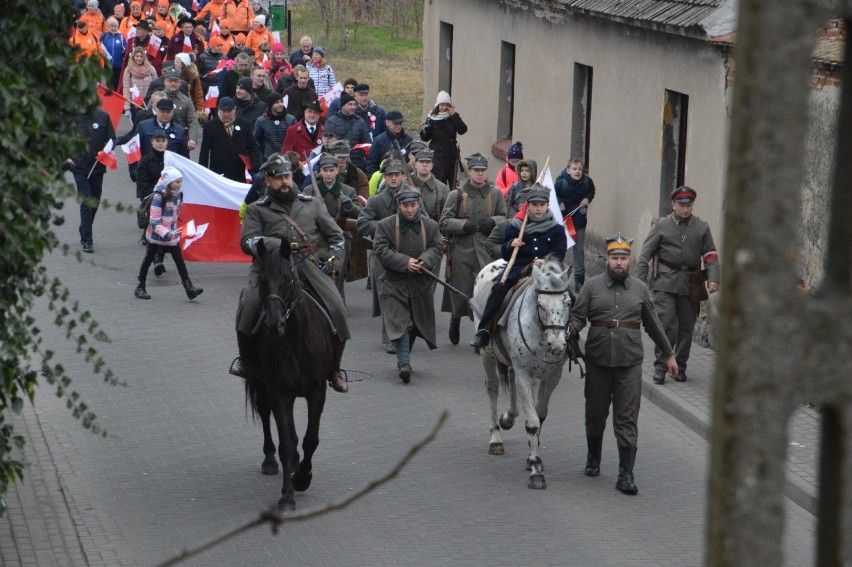 Rawicz. Uroczysty pochód z okazji 100 rocznicy powrotu Rawicza do niepodległej Polski [ZDJĘCIA]