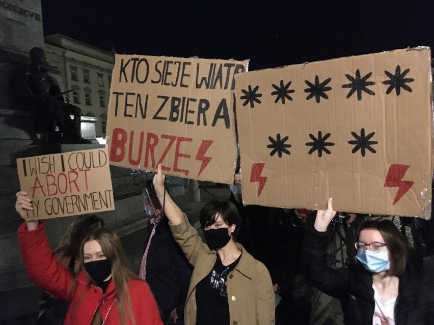 Kraków. Protestujący kolejny dzień wychodzą na ulice z ostrymi hasłami [ZDJĘCIA]