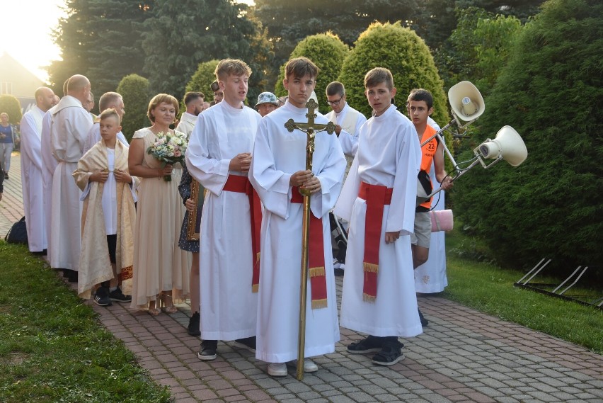 Drugi dzień 40. Pieszej Pielgrzymki Tarnowskiej na Jasną Górę. Pątnicy modlili się w podtarnowskiej Zabawie. Był także ślub. Mamy zdjęcia!