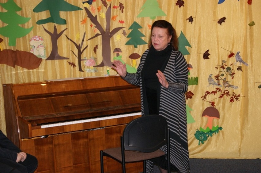 Pianistka Elżbieta Dedek prowadzi lekcję pokazową