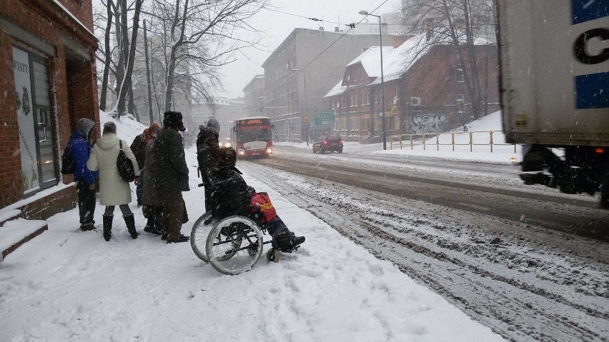 Atak zimy w Bytomiu. Chodniki zasypane, na drogach różnie