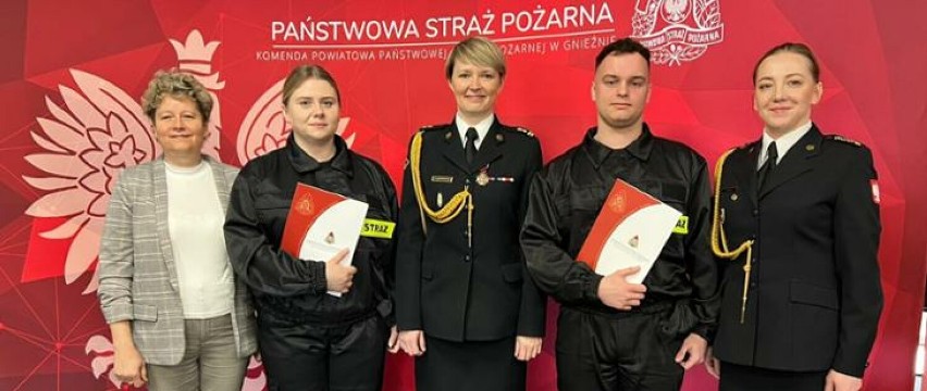 Nowi strażacy w szeregach PSP w Gnieźnie! Przyjęto ślubowanie od dwóch druhów