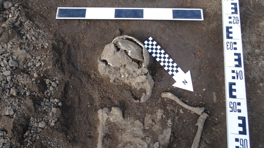 Pod płytą rynku w Jarosławiu znaleziono pochówek wiedźmy, krzyże, monety, różańce, fragment dawnego cmentarza. To wynik pracy archeologów