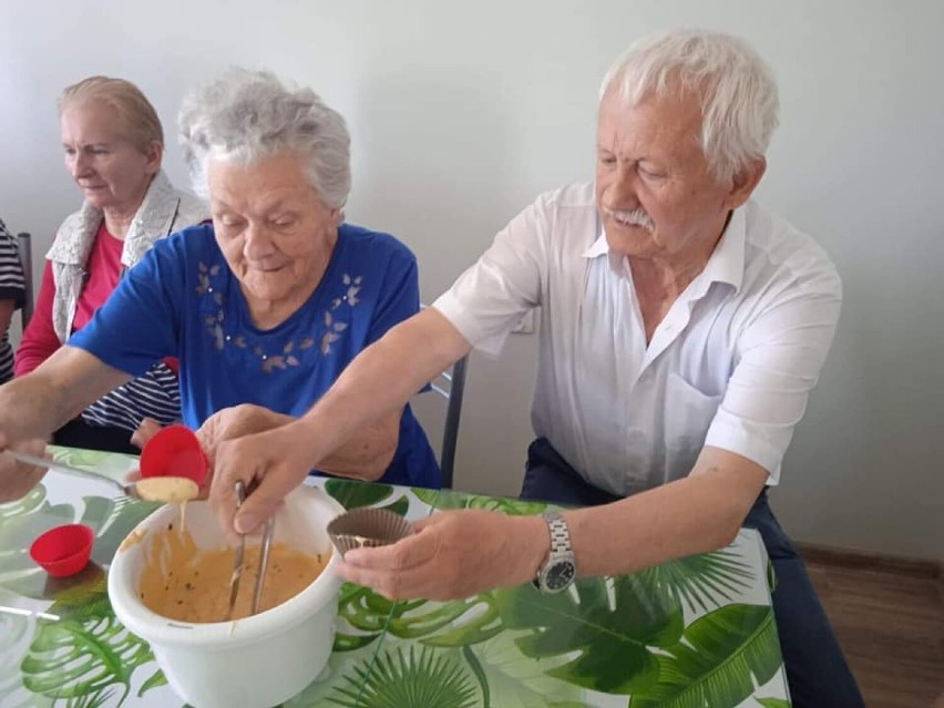 W Domu Seniora w Załęczu zapachniało słodkimi pysznościami