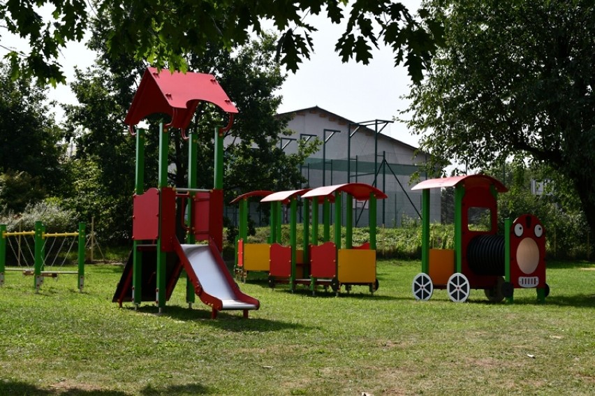Przedszkolaki w Dębicy mają nowy plac zabaw, cegiełkę dołożyli rodzice [FOTO]