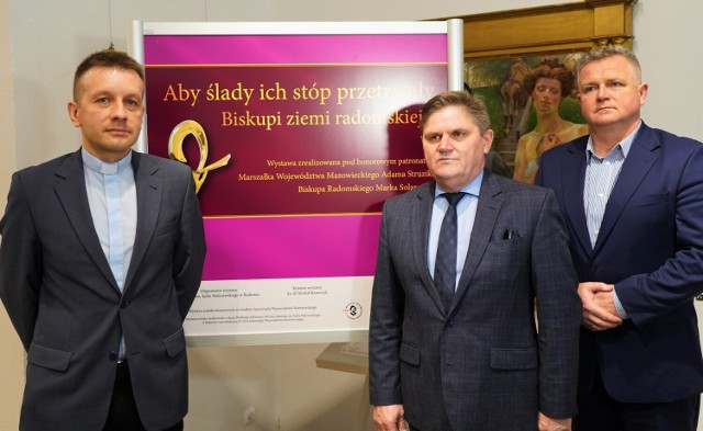 Na wystawę zapraszają dyrektorzy muzeum: Leszek Ruszczyk (w środku) i Adam Duszyk (z prawej), a także kurator wystawy, ksiądz doktor Michał Krawczyk.