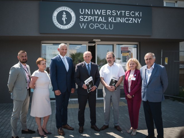 Dyrekcja szpitala z rektorem Uniwersytetu Opolskiego i marszałkiem województwa opolskiego podczas czerwcowej konferencji z okazji jubileuszu 5-lecia USK w Opolu.