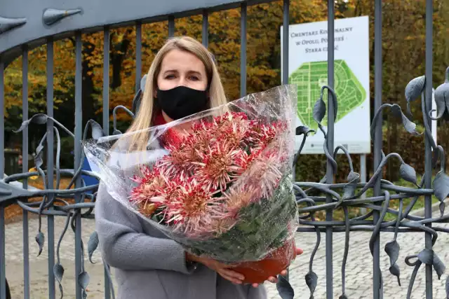 Romana Kwiecińska, tylko dzięki jednemu postowi na Facebooku, poruszyła setki opolan, którzy od samego rana kupują kwiaty przy opolskich cmentarzach. Wszystko po to, by wesprzeć handlowców pokrzywdzonych przez decyzję rządu o zamknięciu cmentarzy na okres Wszystkich Świętych.