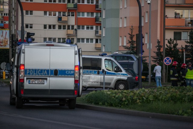 O sytuacji poinformował nas jeden z naszych Internautów. 

Na rondzie Skrzetuskim w Bydgoszczy doszło do zderzenia trzech aut. 

Ze wstępnych ustaleń wynika, że radiowóz na sygnale wjechał na czerwonym świetle na rondo Skrzetuskie i uderzył w taksówkę marki opel zafira. Z radiowozem i taksówką zderzył się również samochód nauki jazdy.

Kierowca i pasażerka taksówki wyszli z wypadku bez szwanku. Do szpitala trafili dwaj policjanci oraz instruktorka jazdy wraz z kursantką.

Z jednego z aut wyciekł płyn. Kierowcy musieli liczyć się z utrudnieniami, policjanci kierowali ruchem.