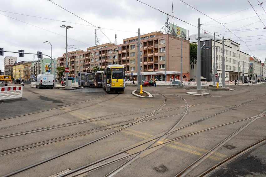 Plac Rodła 28.06.2022: tramwaje już jeżdżą, za chwilę pojadą...
