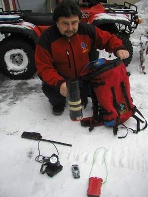 Jan Łaciak przestrzega turystów przed pieszymi wycieczkami. Zaprasza w Beskidy na narty.