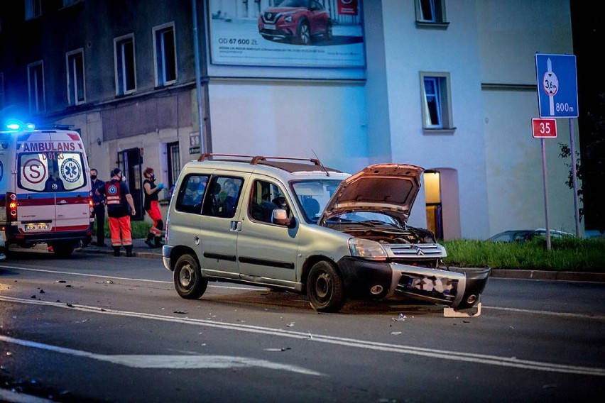 Wałbrzych: Wypadek na Wrocławskiej. Strażacy jechali na sygnale na akcję ratowniczą. Zderzyli się z osobówką (ZDJĘCIA)