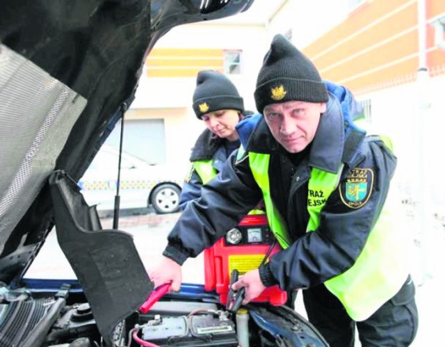 Patrol przyjedzie odpalić auto, ale trzeba go zawiadomić o problemie