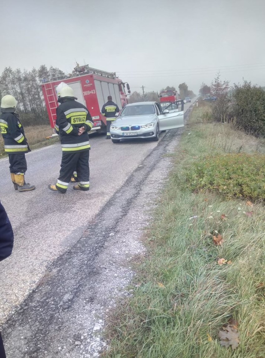 Wypadek w powiecie włocławskim. Czołowe zderzenie dwóch samochodów [zdjęcia]