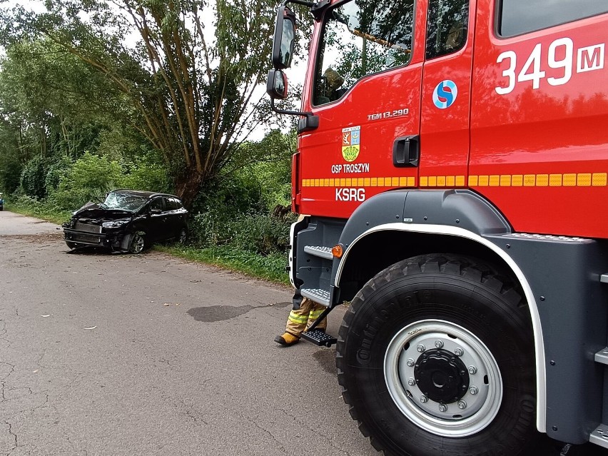 Wypadek w Kleczkowie w gminie Troszyn. 17 lipca 2023 kierowca zjechał z drogi i uderzył w drzewo