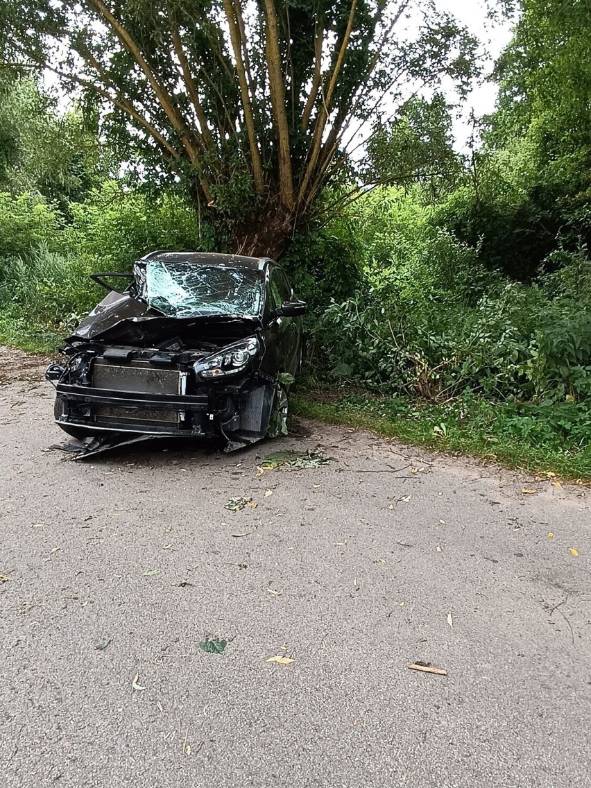 Wypadek w Kleczkowie w gminie Troszyn. 17 lipca 2023 kierowca zjechał z drogi i uderzył w drzewo