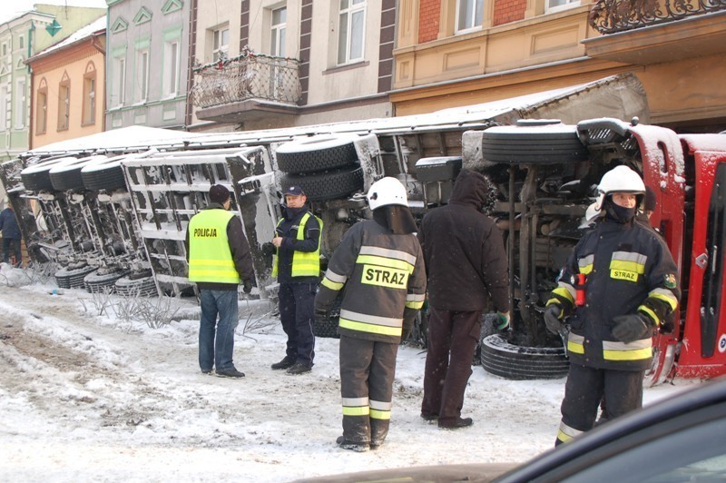 Wypadek w Pakości na ul. Rynek. TIR wylądował na boku [ZDJĘCIA]