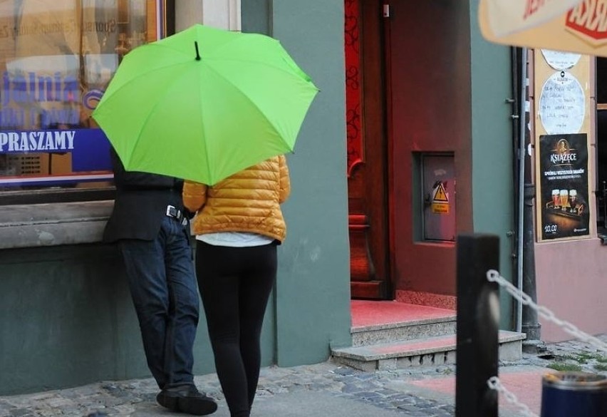 Dziewczyny z parasolkami zachęcające do odwiedzenia klubów...