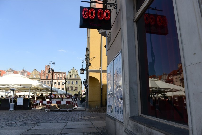 Poznań: Zaczepiają i nagabują przechodniów. Znikną ze Starego Rynku