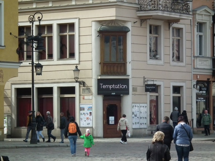Poznań: Zaczepiają i nagabują przechodniów. Znikną ze Starego Rynku