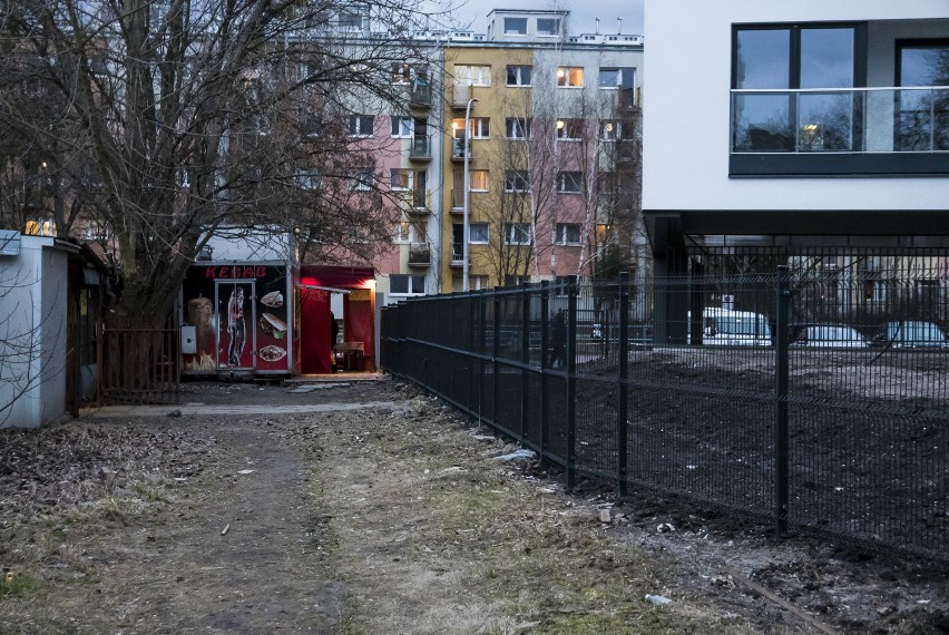 Wyjątkowe przejście na Ochocie. Żeby dostać się do ulicy, muszą przejść przez budkę z kebabem