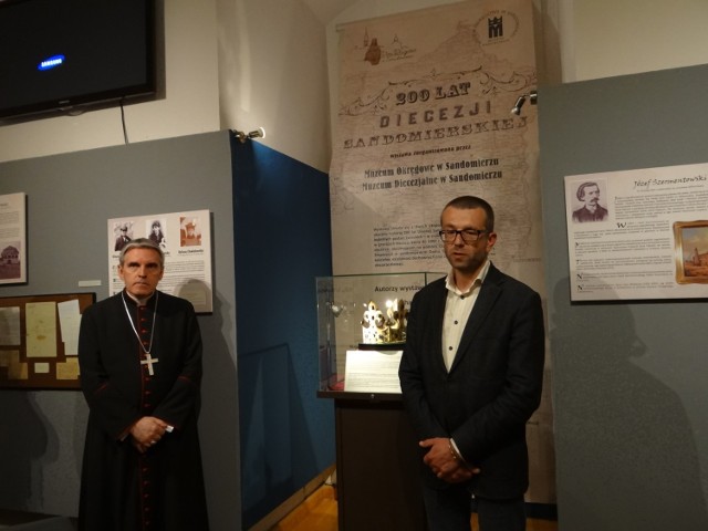 Drugą część wystawy otwarto w Zamku Królewskim w Sandomierzu. Jej treść przybliżył Andrzej Przychodni, pełniący obowiązki dyrektora Muzeum Okręgowego. Obecny był także biskup Krzysztof Nitkiewicz.