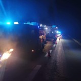 Pożar samochodu w Cieślach (gm. Bodzanów). Strażacy gasili ogień chwilę po północy. Doszło do podpalenia? 
