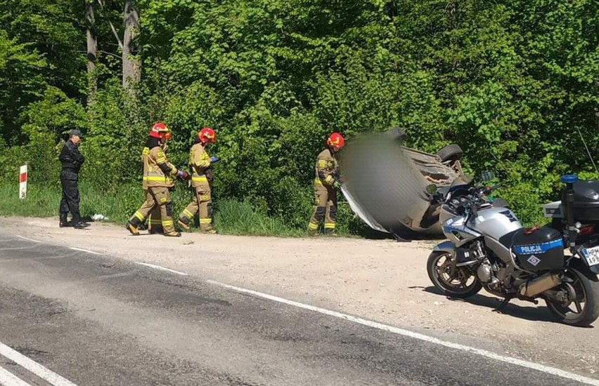 Dachowanie między Bielskiem Podlaskim a Hołodami. Dwie osoby poszkodowane