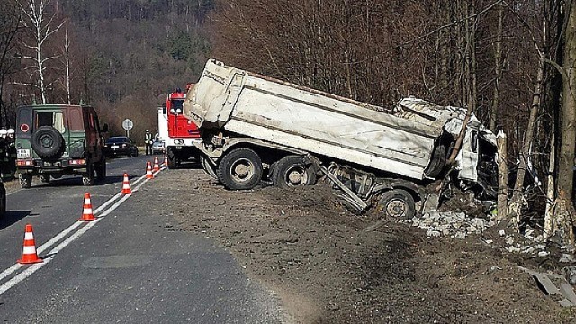 Wypadek w Olszanach. Ciężarówka wpadła do rowu