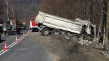 Wypadek w Olszanach. Ciężarówka wpadła do rowu [ZDJĘCIE]