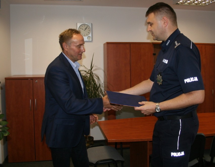 Pan Piotr nagrodzony przez policjantów z Brodnicy za obywatelskie zatrzymanie pijanego kierowcy