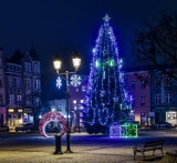 Choinka pilnie poszukiwana! Ozdobi Rynek w Kościerzynie. Zobacz, jak wyglądały wcześniejsze choinki [ZDJĘCIA]