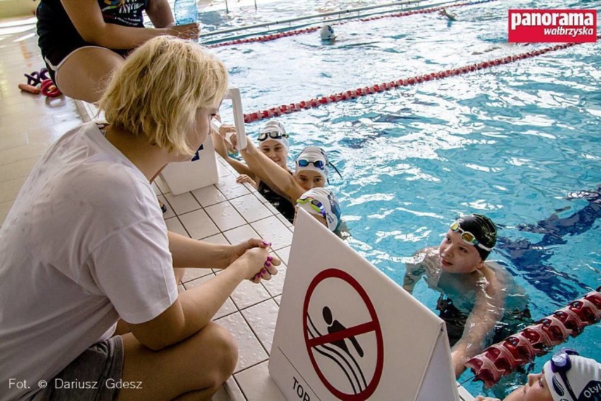 Wałbrzych: Otylia Jędrzejczak, wybitna polska pływaczka prowadzi obóz szkoleniowy dla dzieci [ZDJĘCIA i FILM]