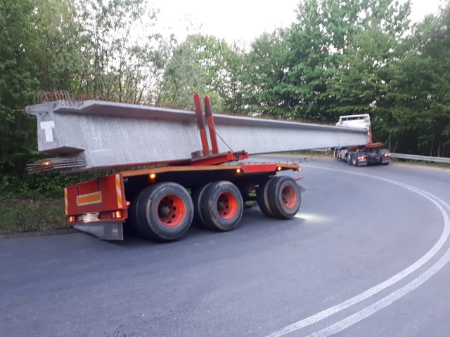 Do zdarzenia doszło w środę nad ranem na serpentynach drogi krajowej nr 28 koło Korzeńca w powiecie przemyskim. Kierujący cieżarówką przewożąc element mostu, wjechał do przydrożnego rowu. Nie obyło się bez pomocy holownika. Droga była zablokowana.