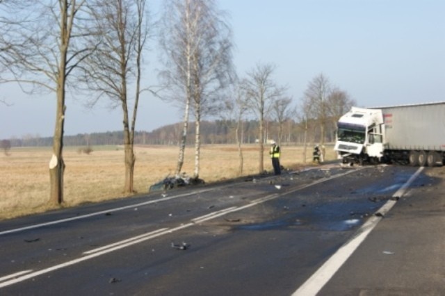 Po wykonaniu dostępu do denata, usunięto elementy rozbitych...