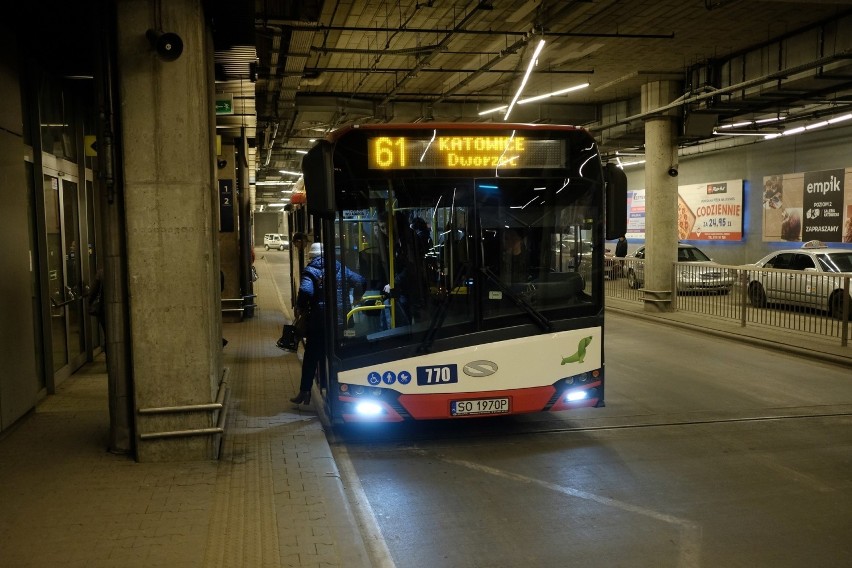 Przystanek autobusowy pod dworcem kolejowym w Katowicach,...