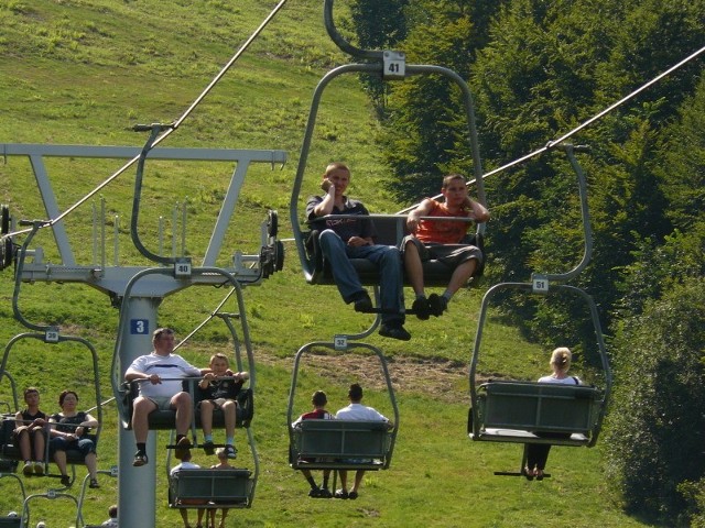 Dzięki wyciągowi narciarskiemu góra Dzikowiec stałą się największą atrakcją turystyczną gminy.