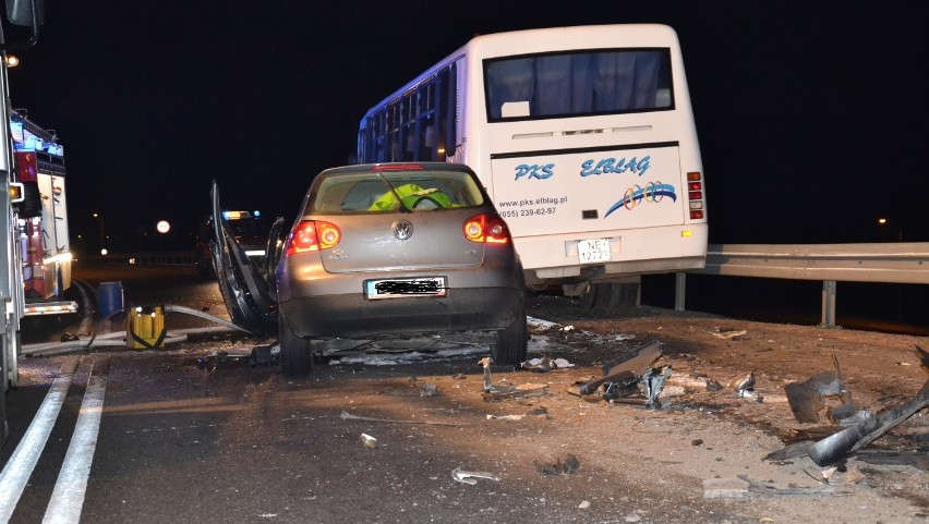 Czołowe zderzenie autobusu z autem osobowym
