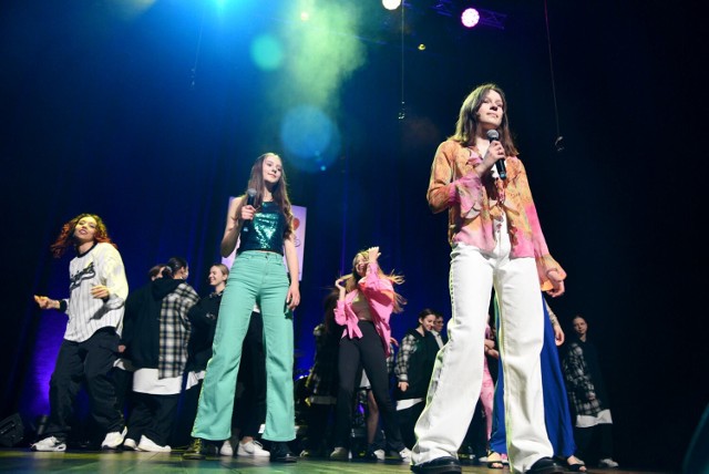 Julia Potera, Martyna Flaga, Anna Kędzierska wraz z ekipą taneczną w piosence "Super Trouper" zespołu ABBA
