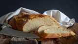Prosty przepis na chleb na drożdżach świeżych i suchych. Jak zrobić domowe pieczywo?