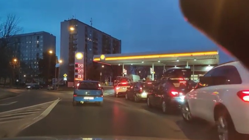 Oblężenie stacji benzynowych w Oleśnicy. Mieszkańcy ruszyli na zakupy WIDEO