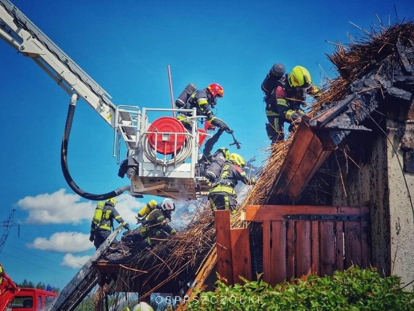 Groźny pożar budynku mieszkalnego w miejscowości Lisewiec (powiat gdański). Strażacy ponad 3 godziny gasili pożar domu jednorodzinnego