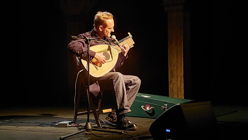 Roberto Delira Jaworski zagrał na lutni barokowej