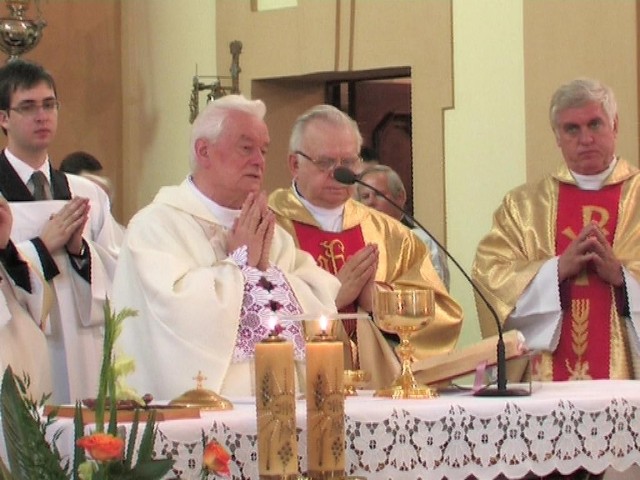 Podczas uroczystej mszy świętej w intencji ks. kanonika Krzysztofa Nawrockiego (drugi z lewej) modliły się tłumy wiernych i kilkunastu księży.