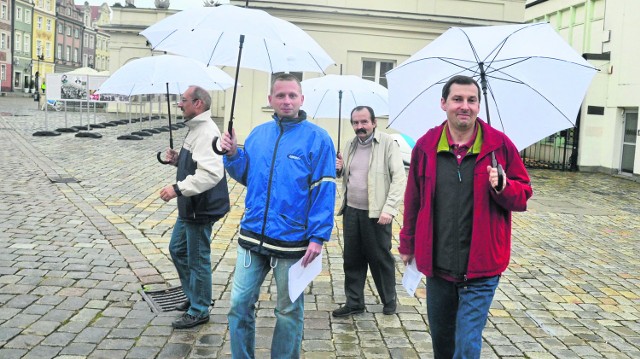 Akcja pod Arsenałem na Starym Rynku:  we wrześniu sympatycy galerii przeprowadzili akcję  promującą Arsenał, do której wykorzystali  białe parasole (aluzja do różowych reklamujących kluby go-go)