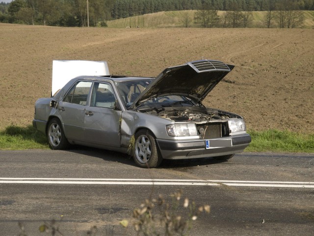 Rozbity samochód policjanta Damiana G., który uciekł z miejsca kolizji